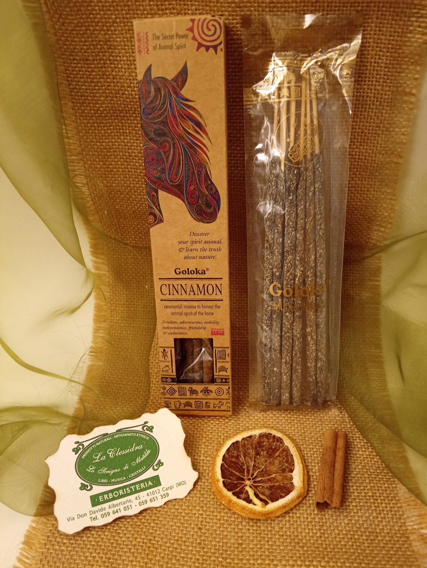 Incenso Goloka Cinnamon stick visibili in trasparenza con biglietto da visita, cannella e juta da Erboristeria La Clessidra Carpi