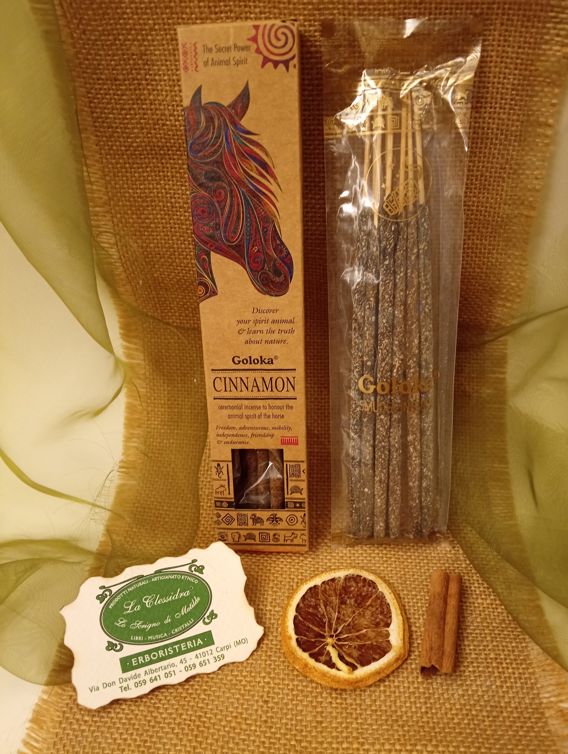 Incenso Goloka Cinnamon stick visibili in trasparenza con biglietto da visita, cannella e juta da Erboristeria La Clessidra Carpi