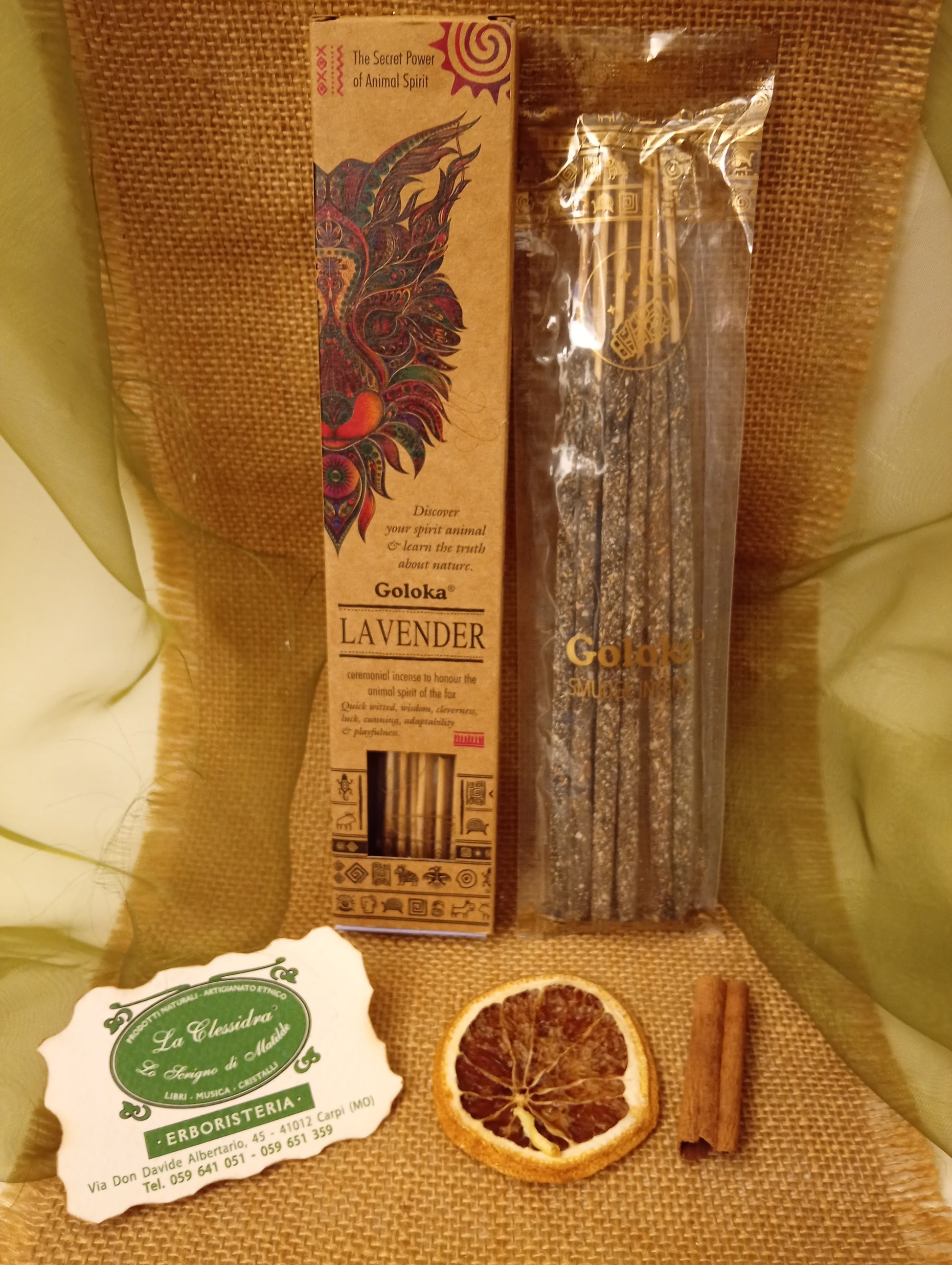 Incenso Goloka Lavender stick visibili in trasparenza con biglietto da visita, cannella e juta da Erboristeria La Clessidra Carpi