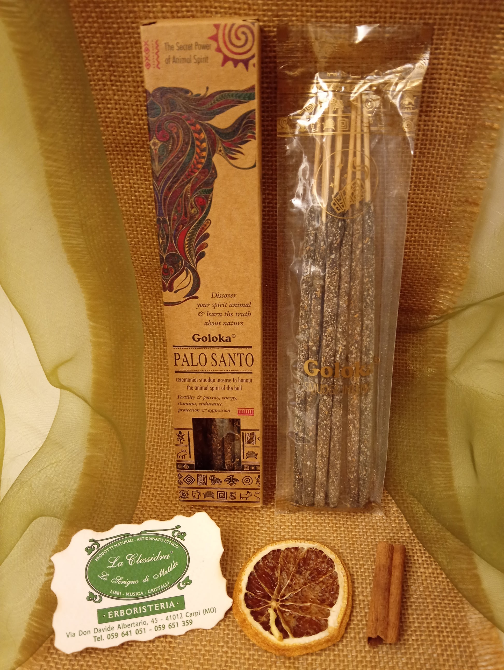 Incenso Goloka Palo Santo stick visibili in trasparenza con biglietto da visita, cannella e juta da Erboristeria La Clessidra Carpi.
