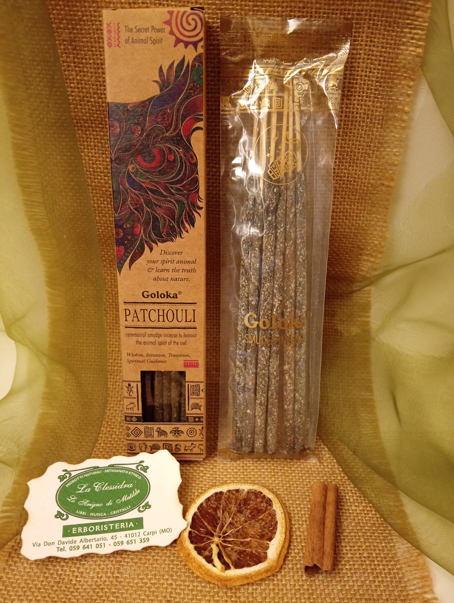 Incenso Goloka Patchouli stick visibili in trasparenza con biglietto da visita, cannella e juta da Erboristeria La Clessidra Carpi