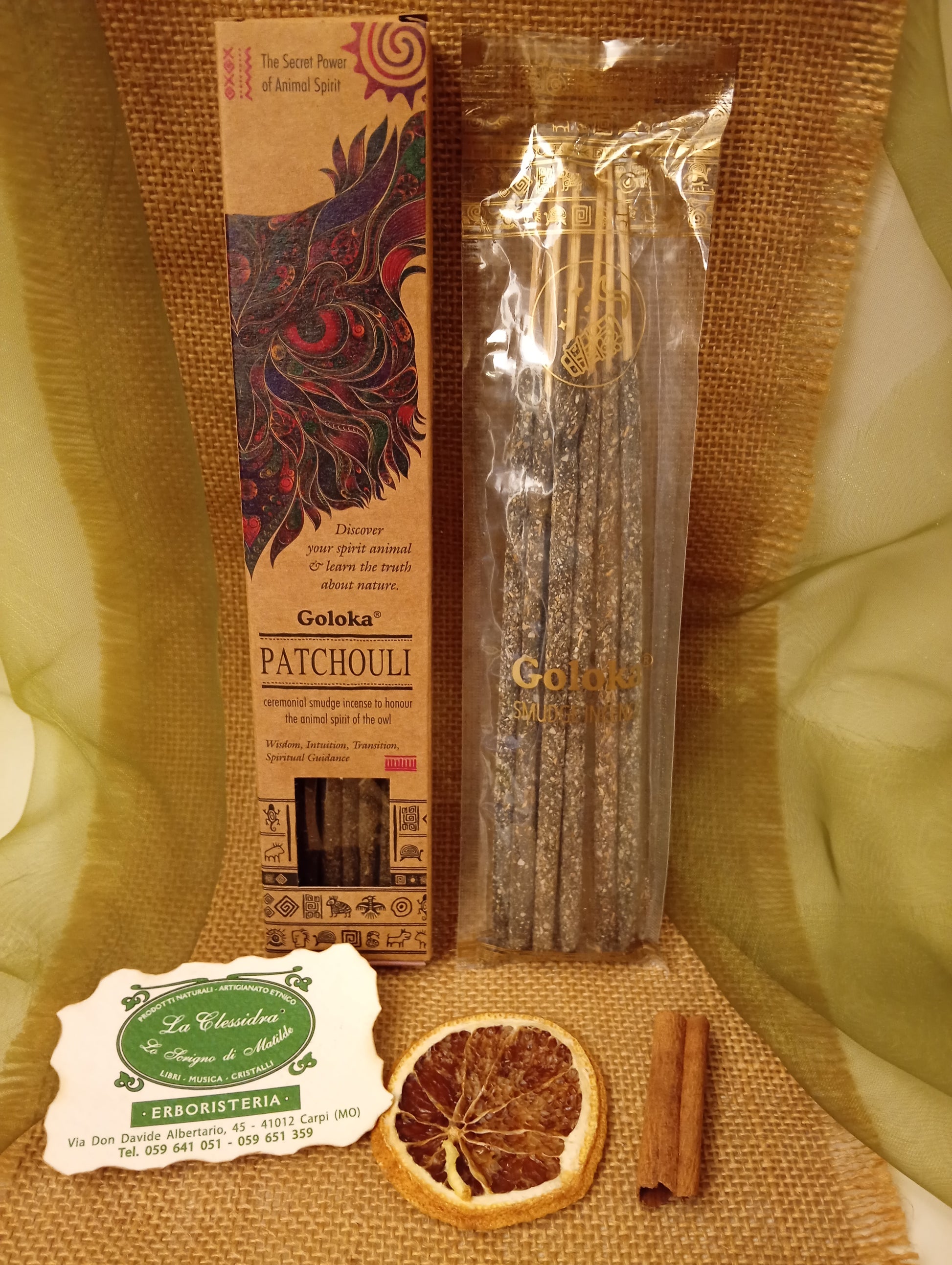 Incenso Goloka Patchouli stick visibili in trasparenza con biglietto da visita, cannella e juta da Erboristeria La Clessidra Carpi