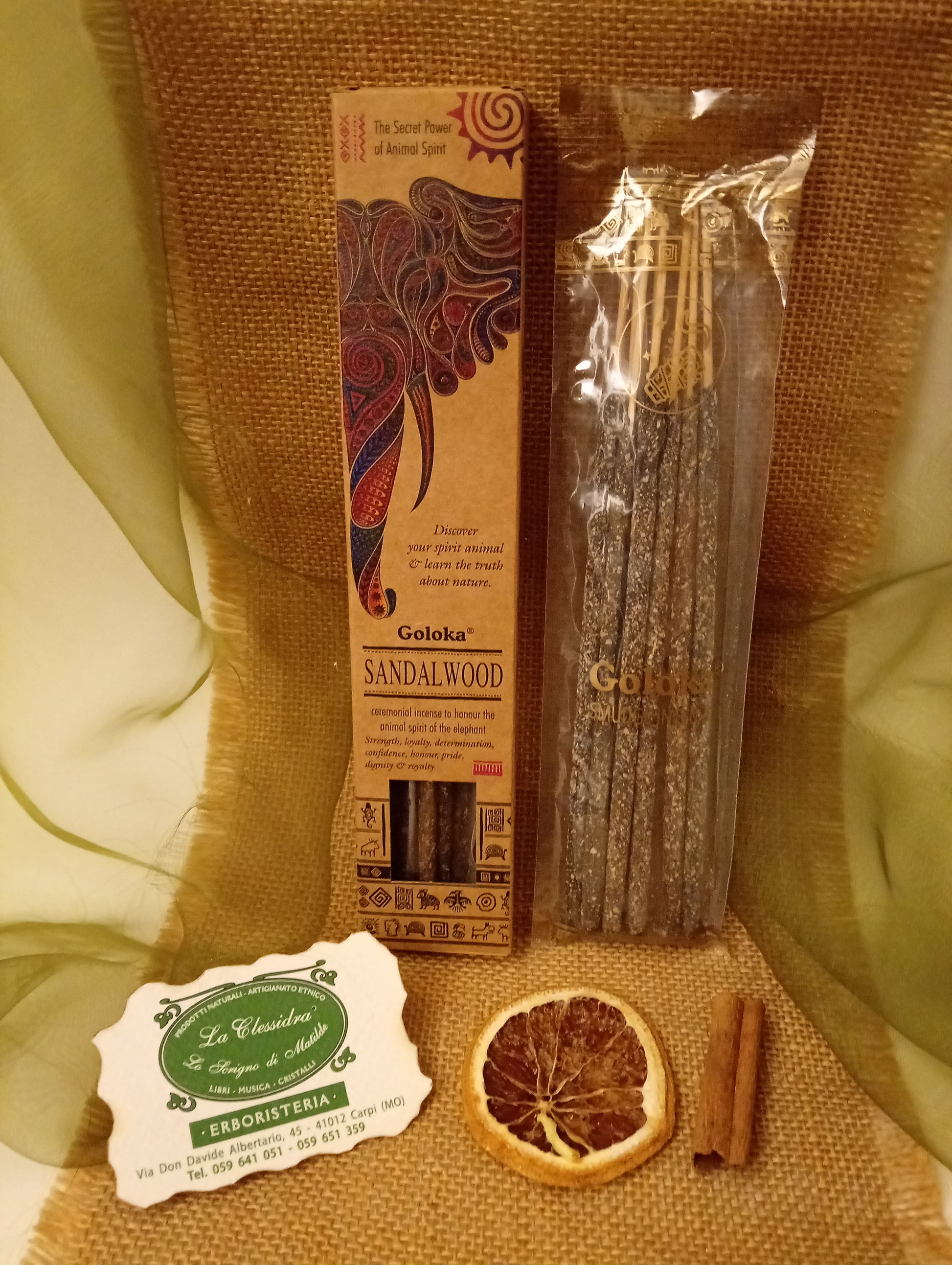 Incenso Goloka Sandalwood stick visibili in trasparenza con biglietto da visita, cannella e juta da Erboristeria La Clessidra Carpi