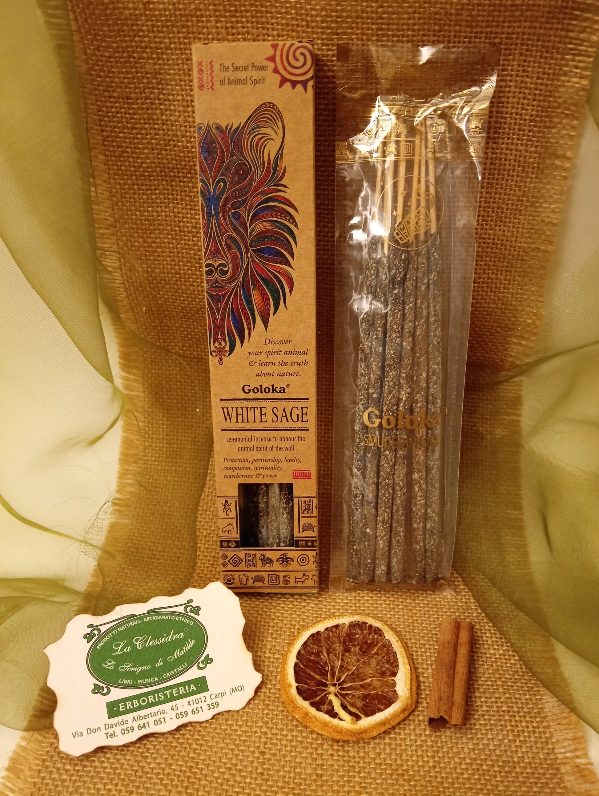 Incenso Goloka White Sage stick visibili in trasparenza con biglietto da visita, cannella e juta da Erboristeria La Clessidra Carpi.