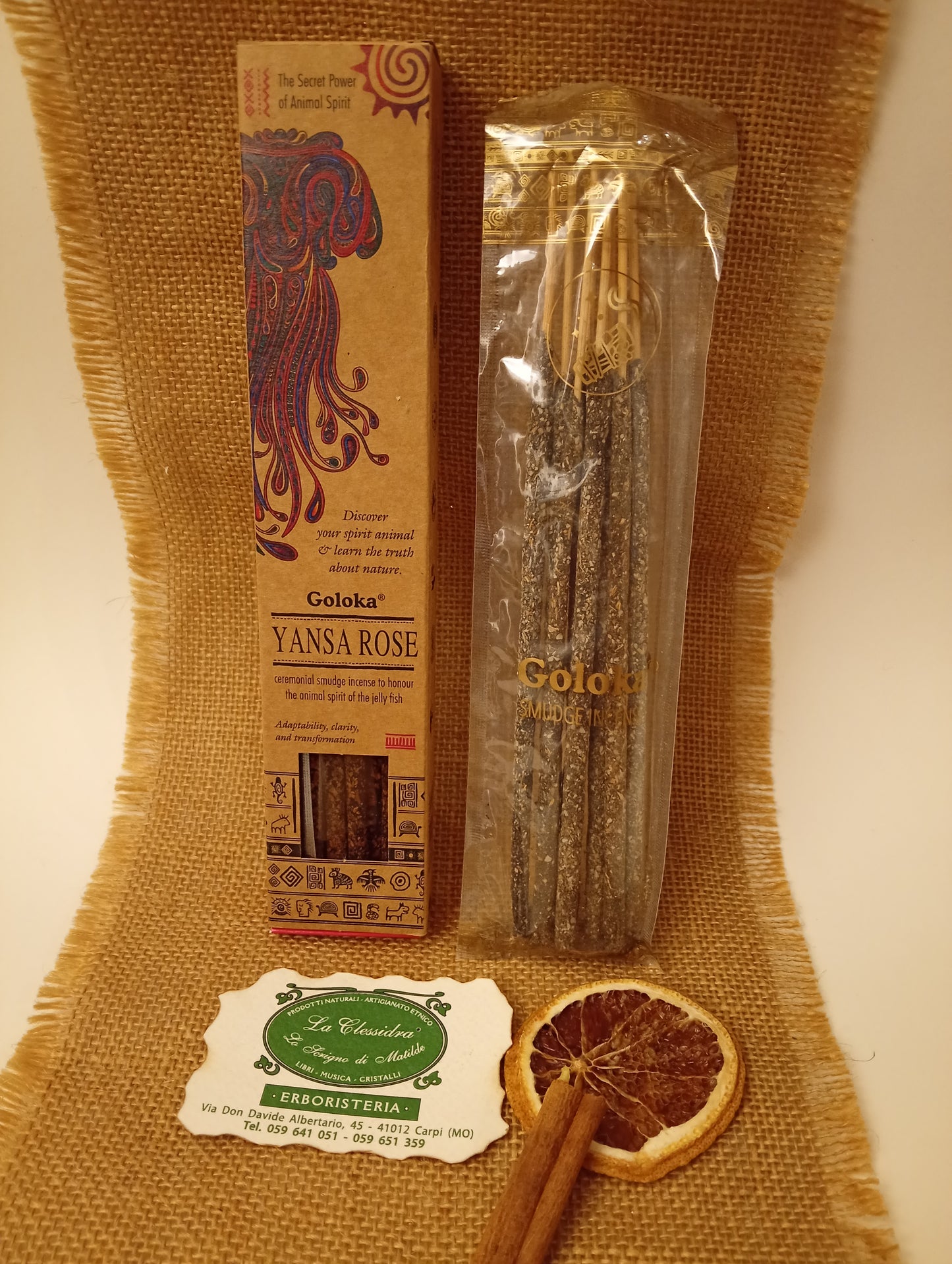 Incenso Goloka Yansa Rose stick visibili in trasparenza con biglietto da visita, cannella e juta da Erboristeria La Clessidra Carpi.