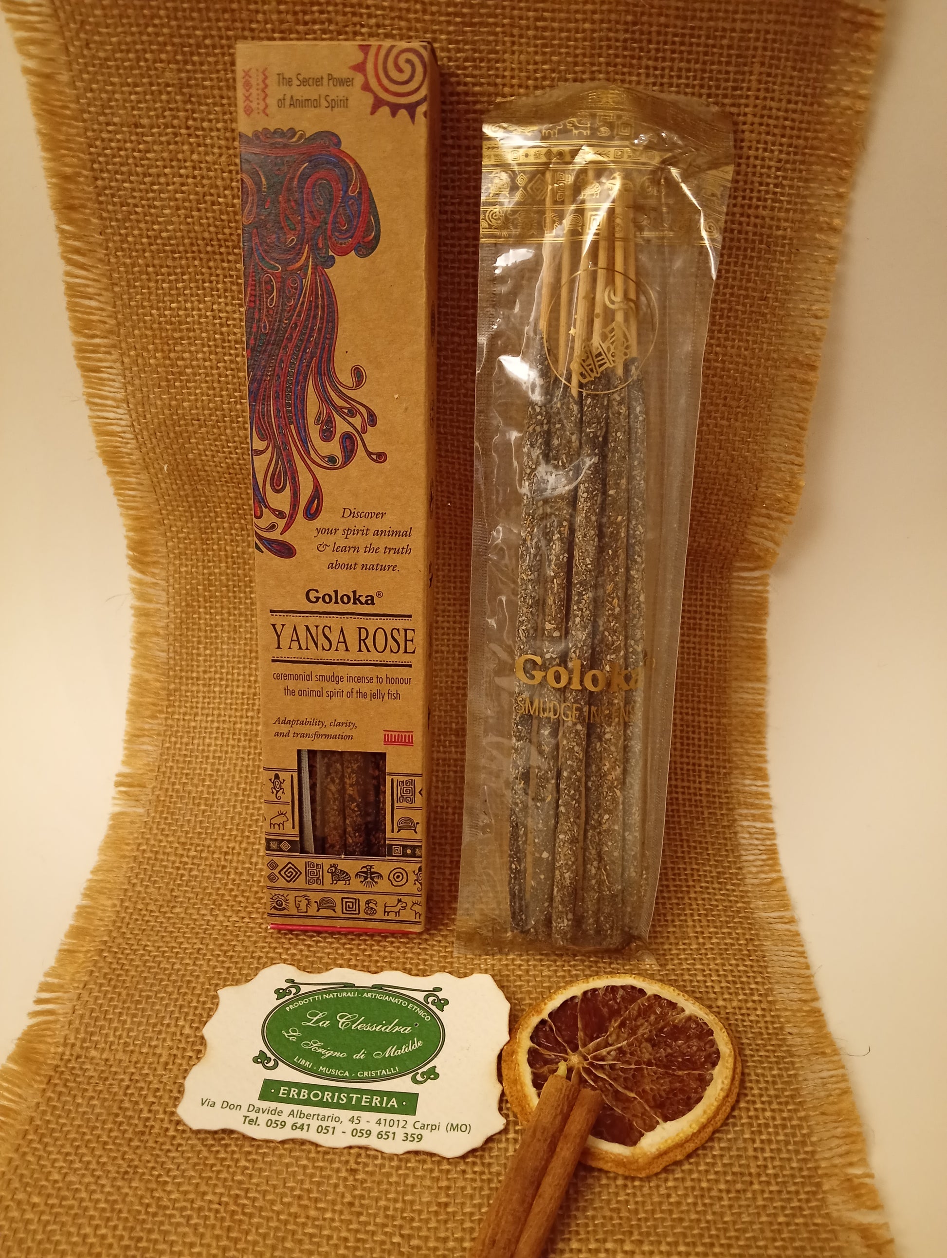 Incenso Goloka Yansa Rose stick visibili in trasparenza con biglietto da visita, cannella e juta da Erboristeria La Clessidra Carpi.