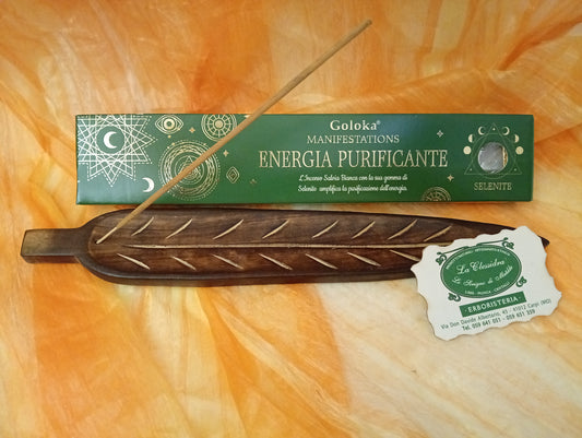 Confezione orizzontale di Incenso Goloka Manifestation Energia Purificante con Selenite burattata, davanti a un portaincenso artigianale a forma di foglia con stick, biglietto da visita dell’Erboristeria La Clessidra Carpi e sfondo con telo sfumato in toni aranciati orientali.