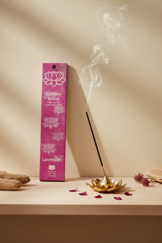 Incenso Lavender Lavanda Fiore d'Oriente Linea Golden Lotus su mensola di legno chiaro con parete beige, atmosfera spa zen, acquistabile da Erboristeria La Clessidra Carpi.