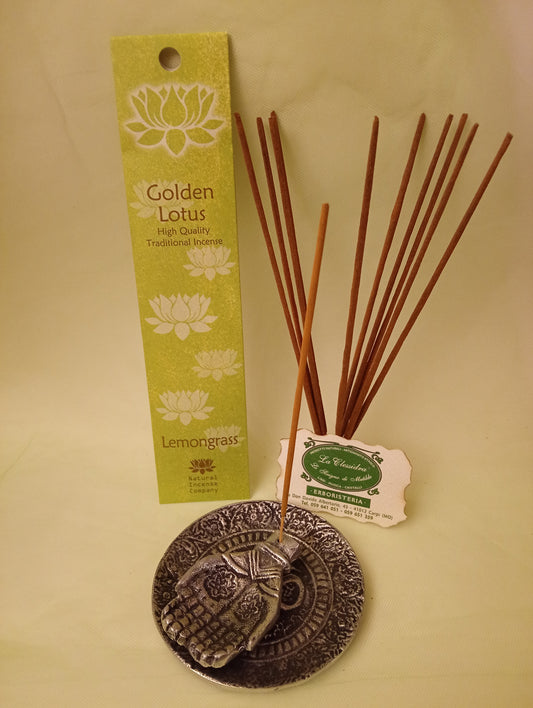 Incenso Lemongrass Fiore d'Oriente Linea Golden Lotus, astuccio con mazzetto di bastoncini aperti in piedi, portaincenso in metallo con mano e biglietto da visita esposti da Erboristeria La Clessidra Carpi
