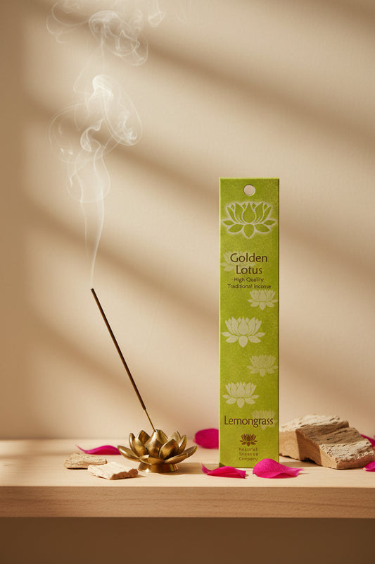 Incenso Lemongrass Fiore d'Oriente Linea Golden Lotus su mensola di legno chiaro con parete beige, atmosfera spa zen, acquistabile da Erboristeria La Clessidra Carpi.