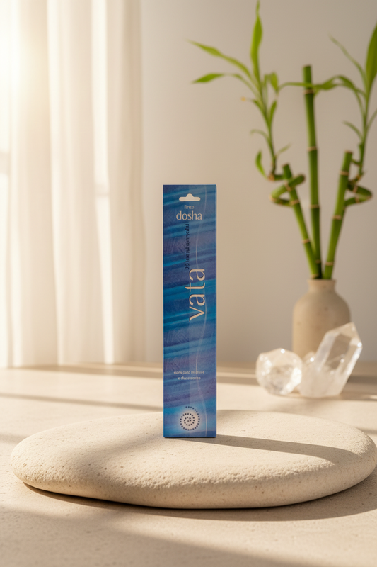 Astuccio in verticale di incenso ayurvedico Linea Dosha Vata Dhanvantari su pietra naturale liscia con sfondo zen di Erboristeria La Clessidra Carpi