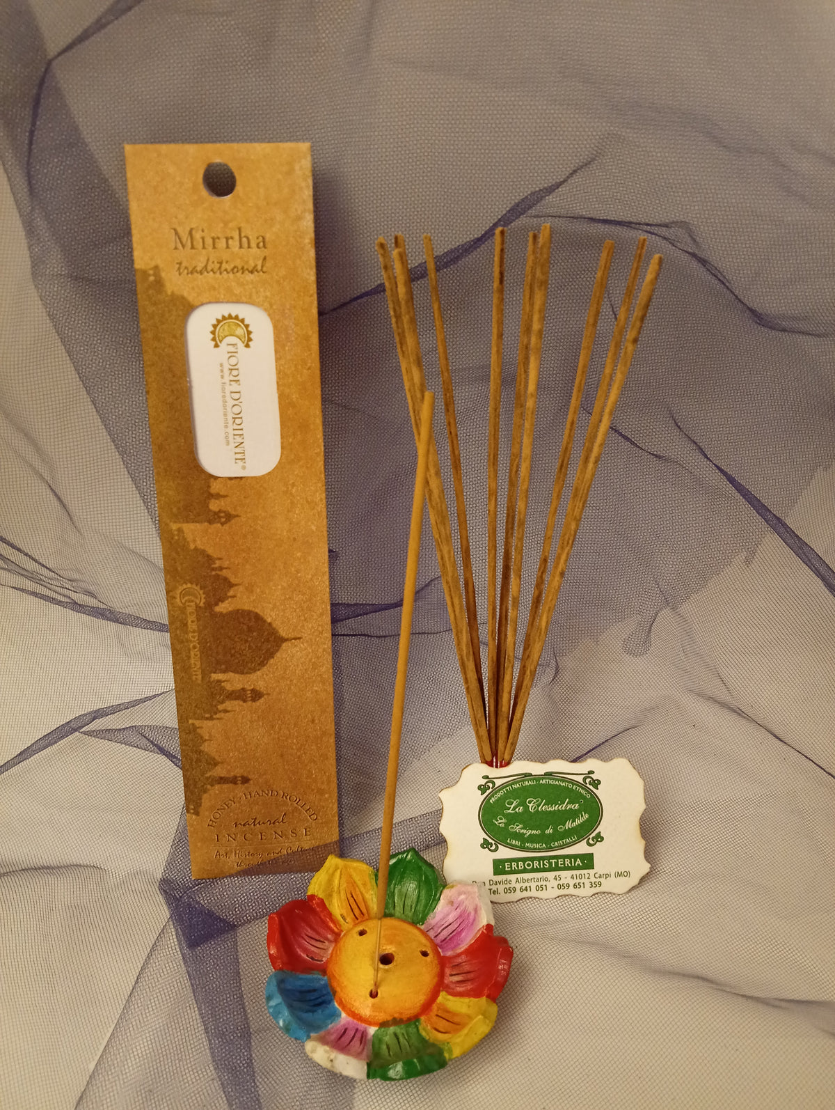 Incenso Mirrha Mirra Fiore d'Oriente Linea Traditional, astuccio con mazzetto di bastoncini, portaincenso a loto in coccio, biglietto da visita e velo di organza da Erboristeria La Clessidra Carpi.