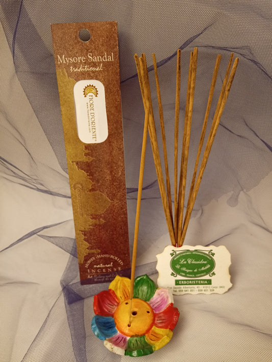 Incenso Mysore Sandal Sandalo Fiore d'Oriente Linea Traditional, astuccio con mazzetto di bastoncini, portaincenso a loto in coccio, biglietto da visita e velo di organza da Erboristeria La Clessidra Carpi.
