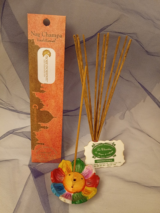 Incenso Nag Champa Fiore d'Oriente Linea Traditional, astuccio con mazzetto di bastoncini, portaincenso a loto in coccio, biglietto da visita e velo di organza da Erboristeria La Clessidra Carpi.