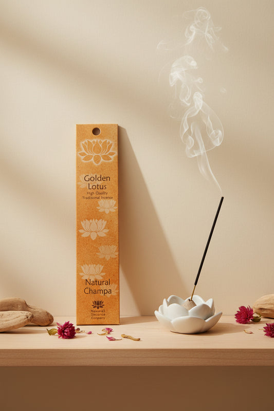 Incenso Natural Champa Fiore d'Oriente Linea Golden Lotus su mensola di legno chiaro con parete beige, atmosfera spa zen, acquistabile da Erboristeria La Clessidra Carpi.