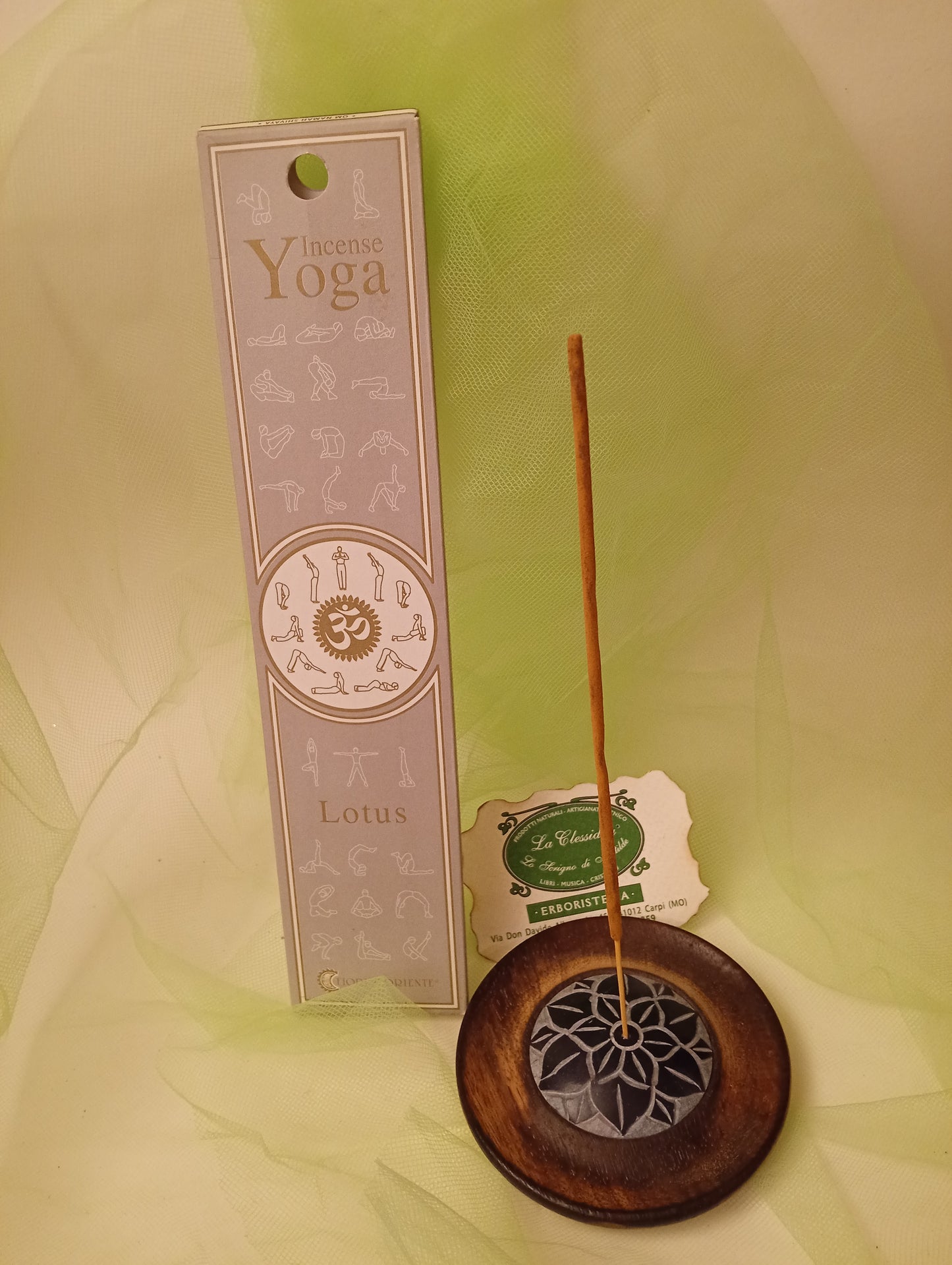Bastoncino incenso Lotus Fiore d'Oriente nel bruciatore con velo trasparente verde e biglietto da visita Erboristeria La Clessidra Carpi.