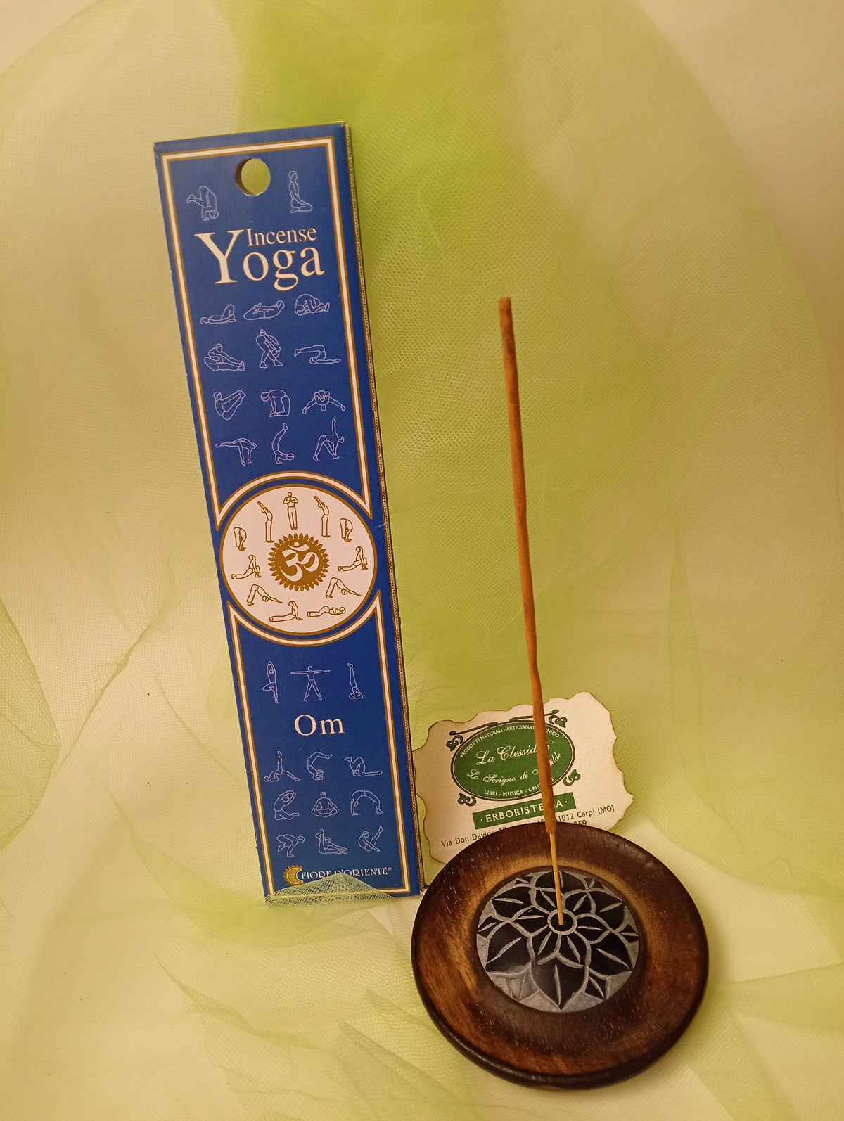 Astuccio incenso Om Fiore d'Oriente in portaincenso con biglietto da visita La Clessidra e velo verdino.