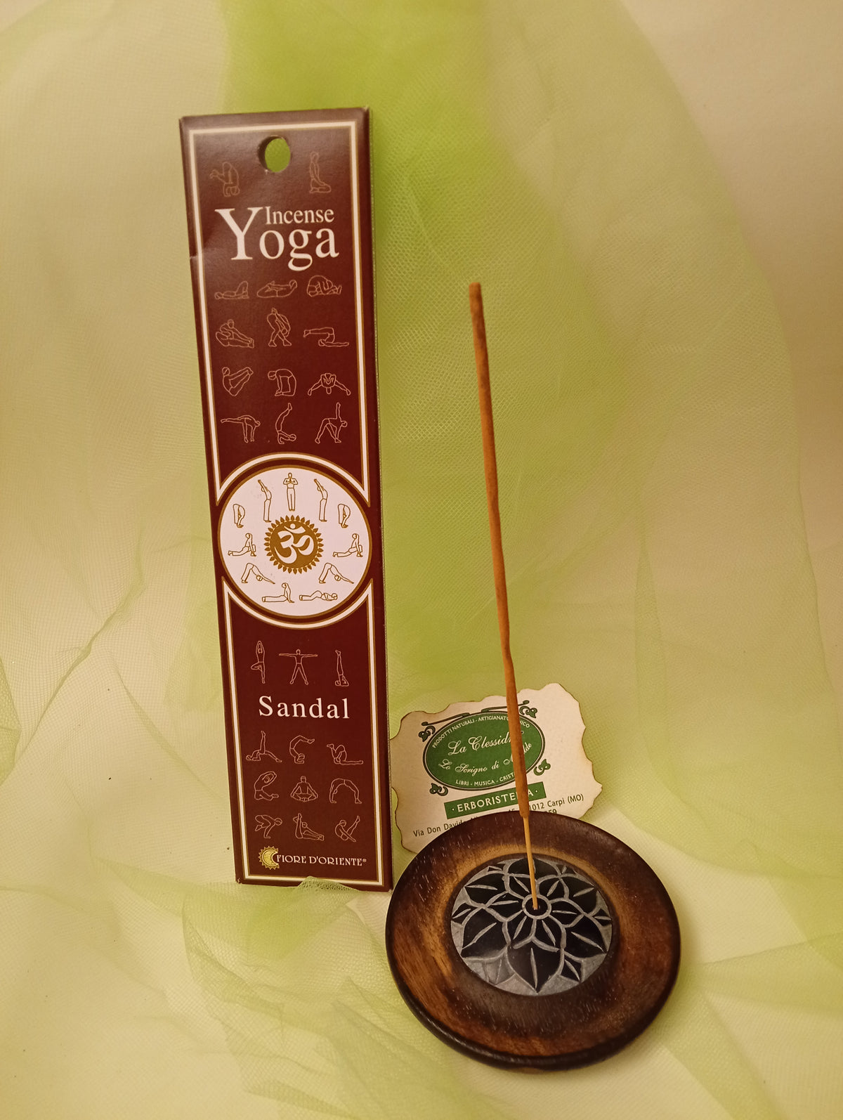 Confezione incenso Sandal Fiore d'Oriente con bastoncino nel portaincenso da tavolo e biglietto da visita Erboristeria La Clessidra Carpi.