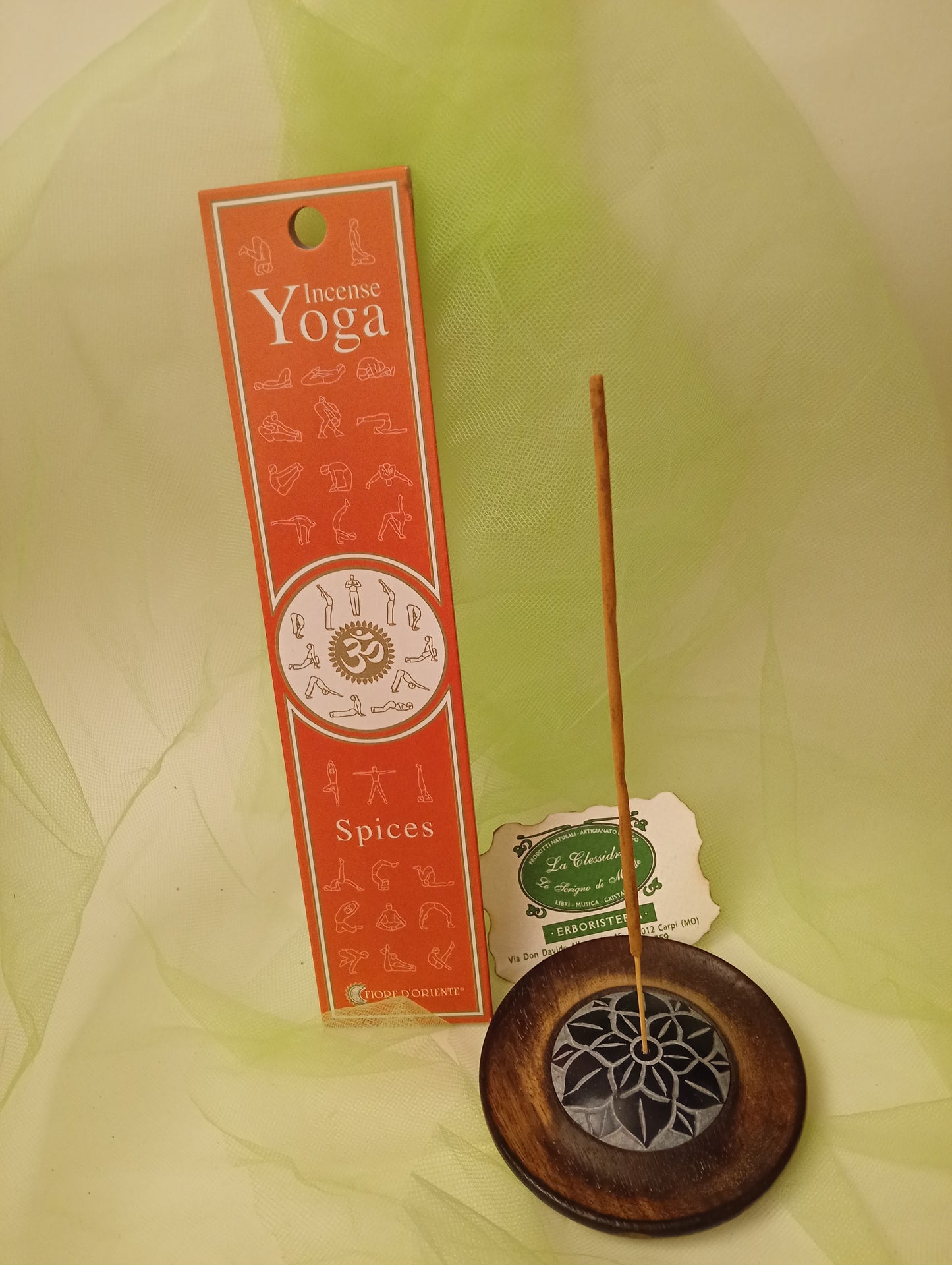 Confezione e bastoncino incenso Spices Fiore d'Oriente nel suo supporto da tavolo e biglietto da visita Erboristeria La Clessidra Carpi.