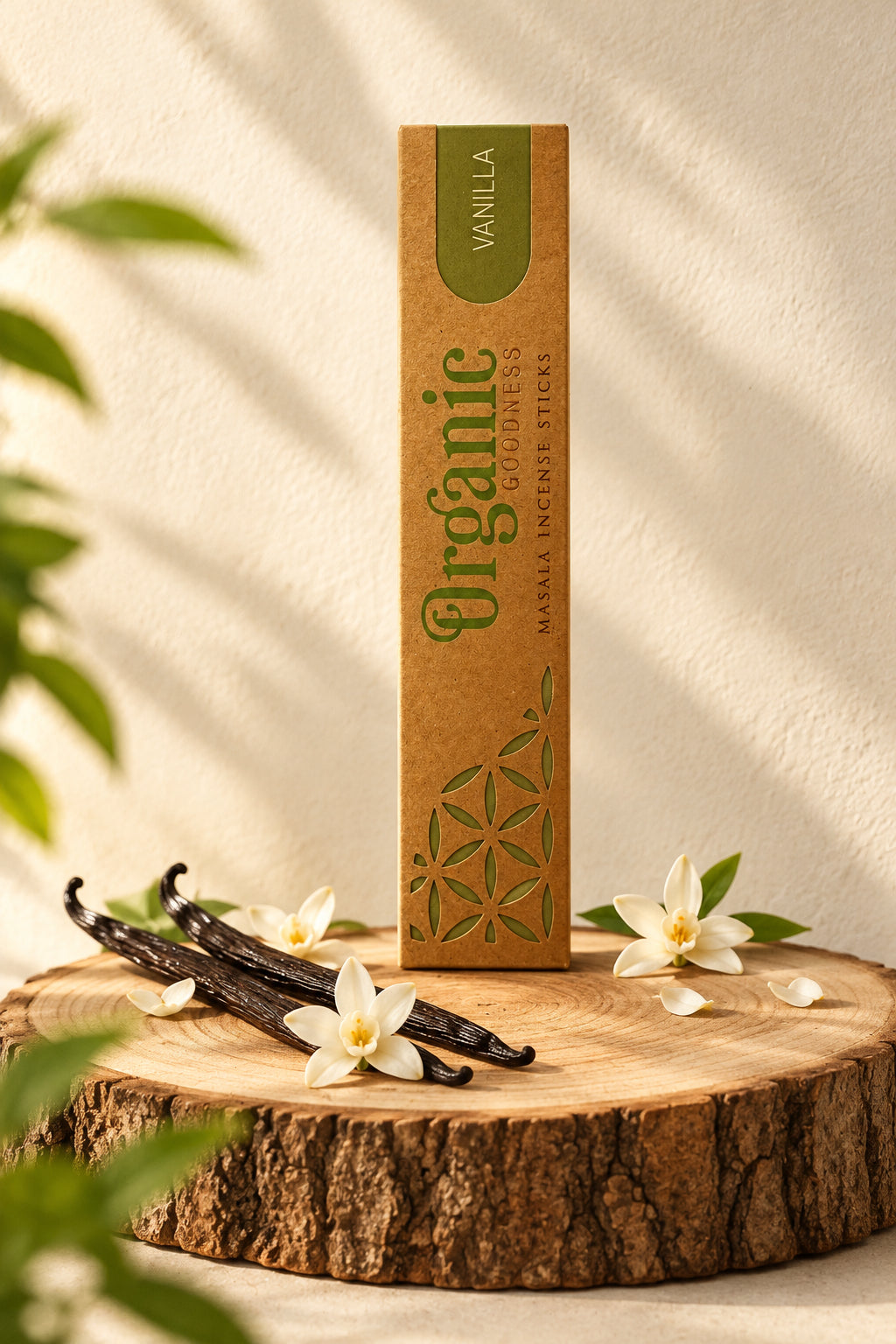 Confezione in cartone kraft di Incenso Organic Goodness Vanilla Song of India in verticale su sezione di tronco di legno con baccelli di vaniglia, da Erboristeria La Clessidra Carpi
