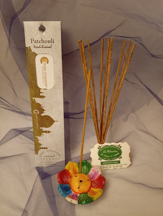 Incenso Patchouli Fiore d'Oriente Linea Traditional, astuccio con mazzetto di bastoncini, portaincenso a loto in coccio, biglietto da visita e velo di organza da Erboristeria La Clessidra Carpi.