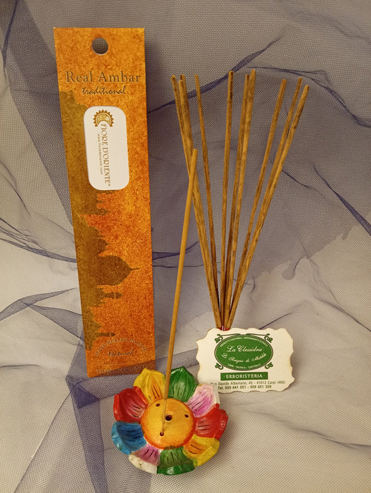 Incenso Real Ambar Ambra Fiore d'Oriente Linea Traditional, astuccio con mazzetto di bastoncini, portaincenso a loto in coccio, biglietto da visita e velo di organza da Erboristeria La Clessidra Carpi.