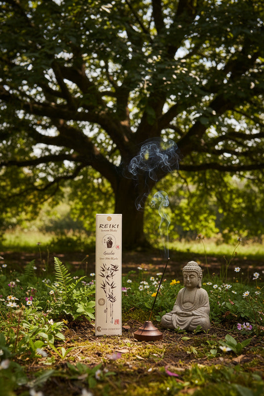 Incenso Reiki Gassho Fiore d'Oriente con statuetta budda sotto un grande albero - Erboristeria La Clessidra Carpi
