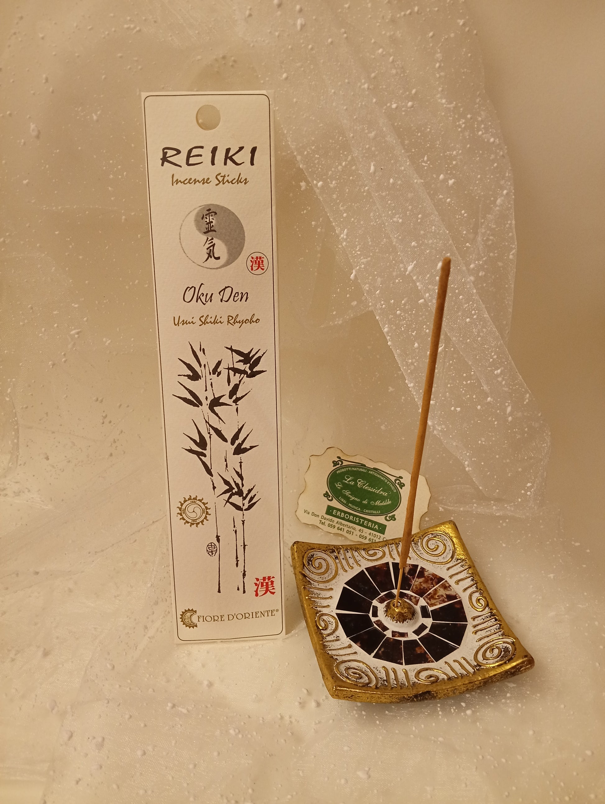 Incenso Reiki Oku Den Fiore d'Oriente scatola e portaincenso su sfondo chiaro - Erboristeria La Clessidra Carpi