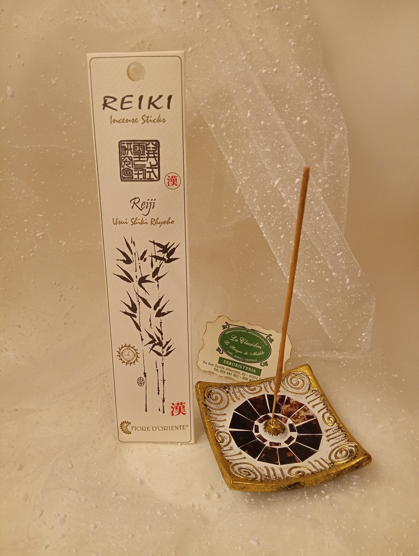 Incenso Reiki Reiji Fiore d'Oriente scatola e portaincenso su sfondo chiaro - Erboristeria La Clessidra Carpi
