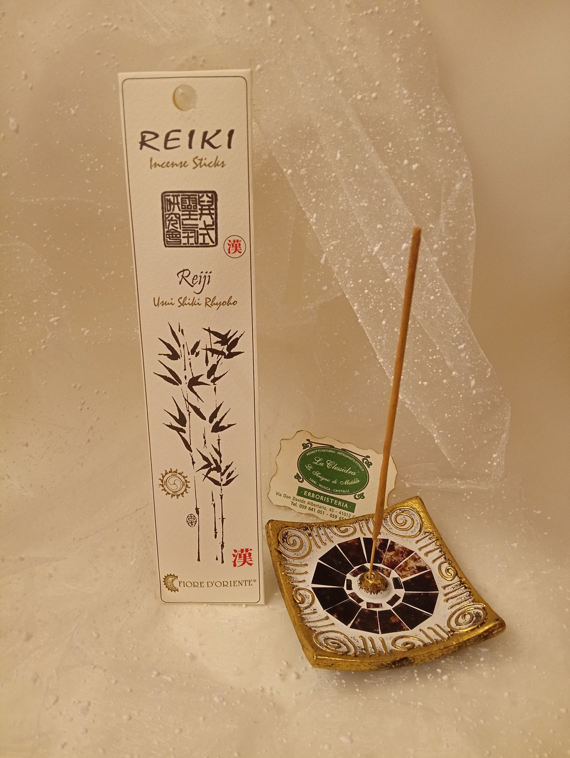 Incenso Reiki Reiji Fiore d'Oriente scatola e portaincenso su sfondo chiaro - Erboristeria La Clessidra Carpi