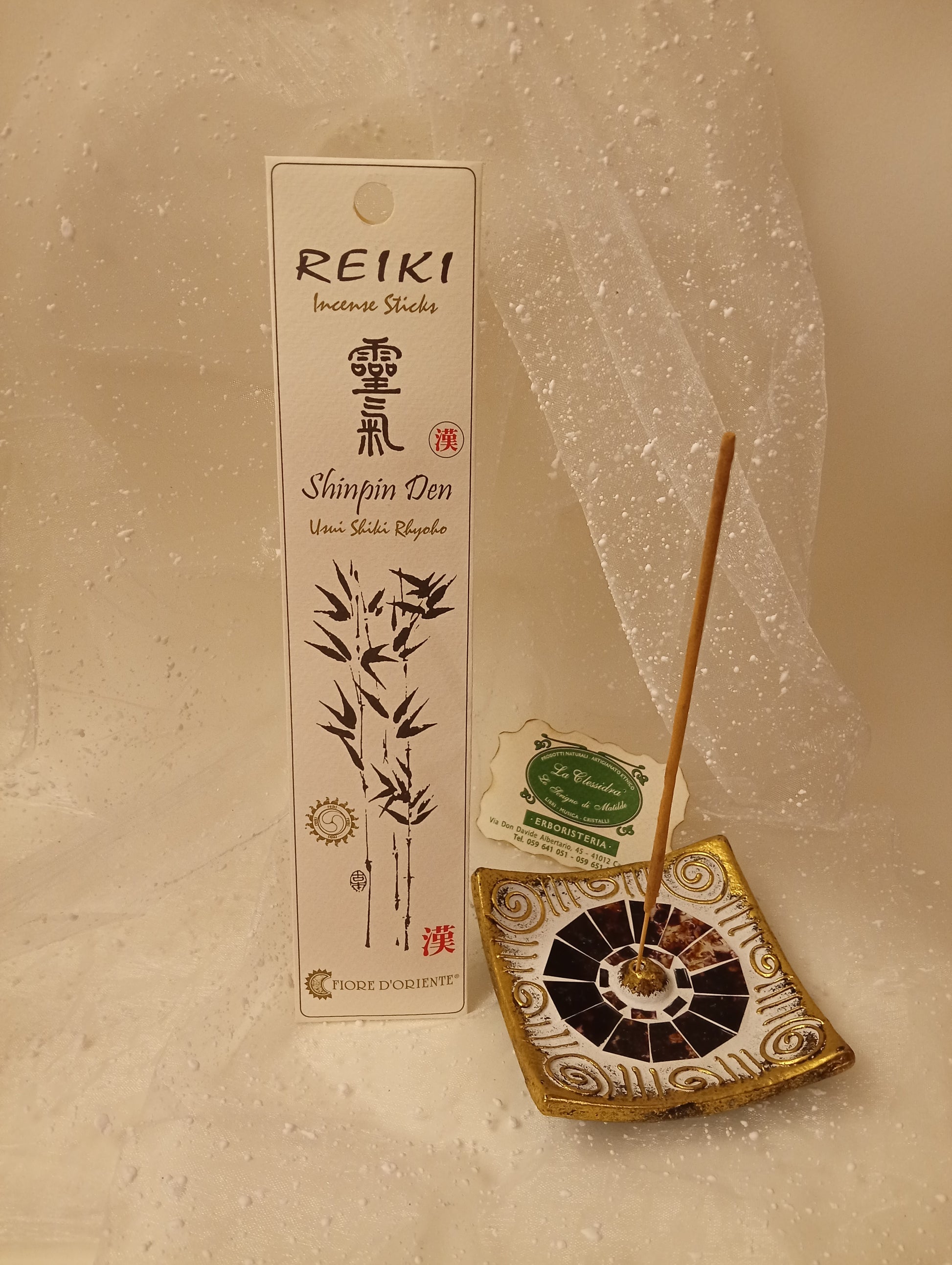 Incenso Reiki Shinpiden Fiore d'Oriente scatola e portaincenso su sfondo chiaro - Erboristeria La Clessidra Carpi