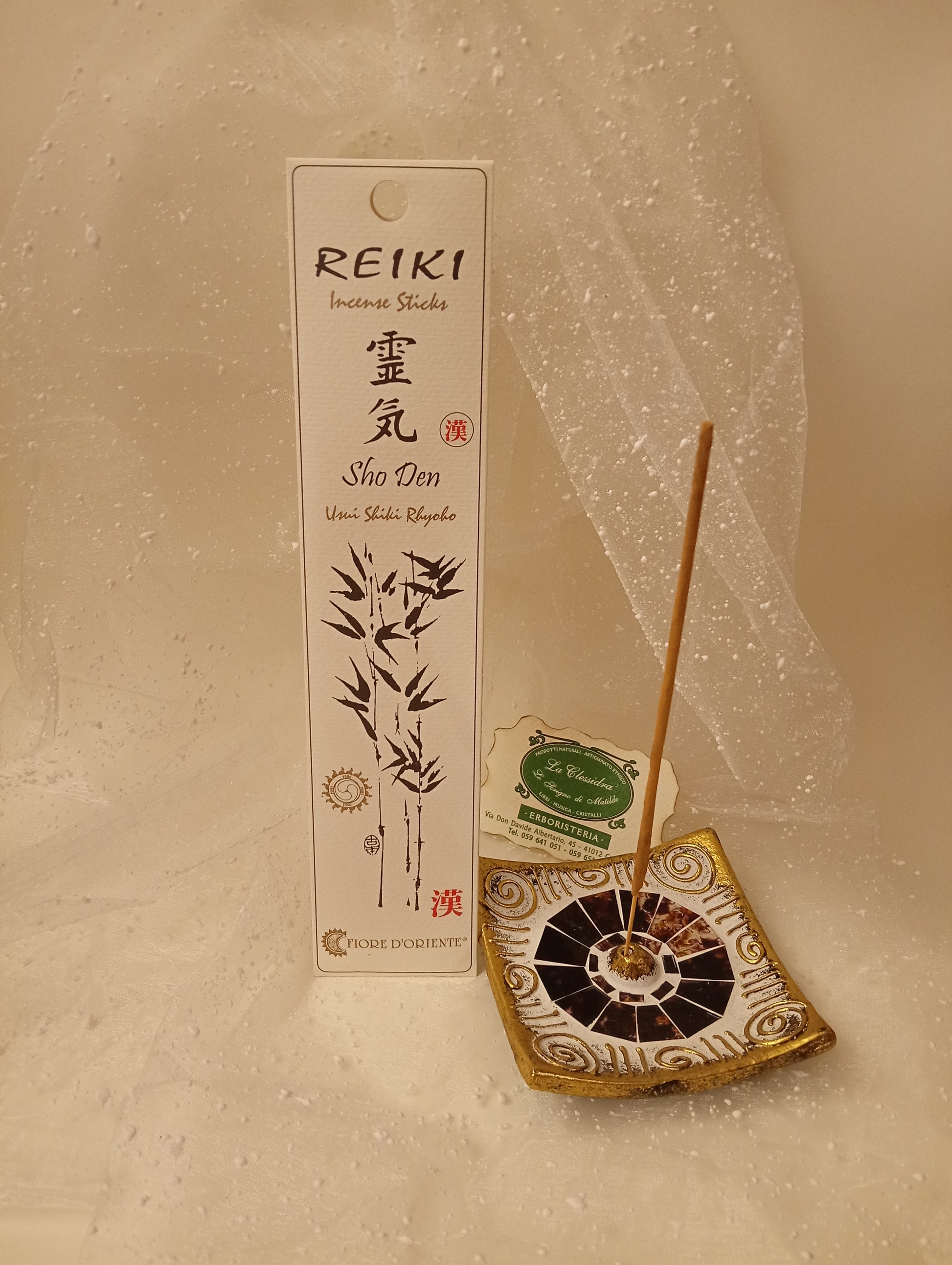 Incenso Reiki Sho Den Fiore d'Oriente scatola e portaincenso su sfondo chiaro - Erboristeria La Clessidra Carpi
