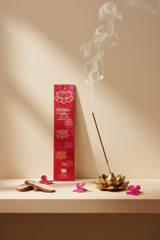 Incenso Sai Fiore d'Oriente Linea Golden Lotus su mensola di legno chiaro con parete beige, atmosfera spa zen, acquistabile da Erboristeria La Clessidra Carpi.