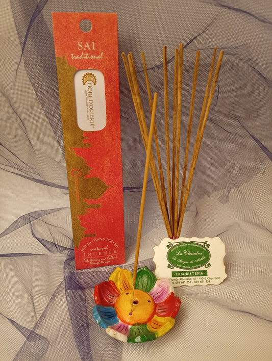 Incenso Sai Fiore d'Oriente Linea Traditional, astuccio con mazzetto di bastoncini, portaincenso a loto in coccio, biglietto da visita e velo di organza da Erboristeria La Clessidra Carpi.