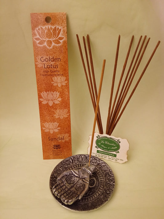 Incenso Sandal Sandalo Fiore d'Oriente Linea Golden Lotus, astuccio con mazzetto di bastoncini aperti in piedi, portaincenso in metallo con mano e biglietto da visita esposti da Erboristeria La Clessidra Carpi.