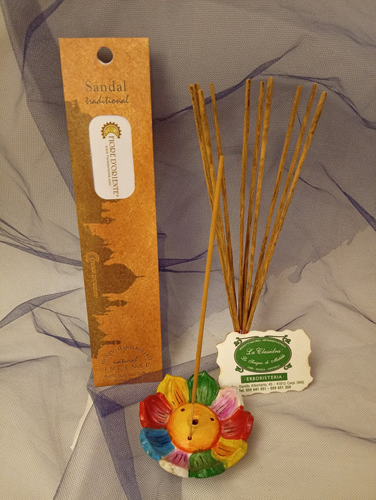 Incenso Sandal Sandalo Fiore d'Oriente Linea Traditional, astuccio con mazzetto di bastoncini, portaincenso a loto in coccio, biglietto da visita e velo di organza da Erboristeria La Clessidra Carpi.