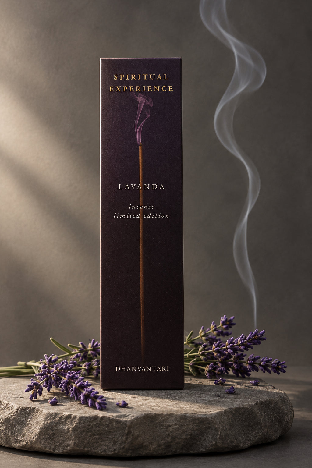 Astuccio rettangolare di Incenso Spiritual Experience Lavanda Dhanvantari in verticale su lastra di pietra grigia davanti a parete scura con fiori di lavanda viola, da Erboristeria La Clessidra Carpi