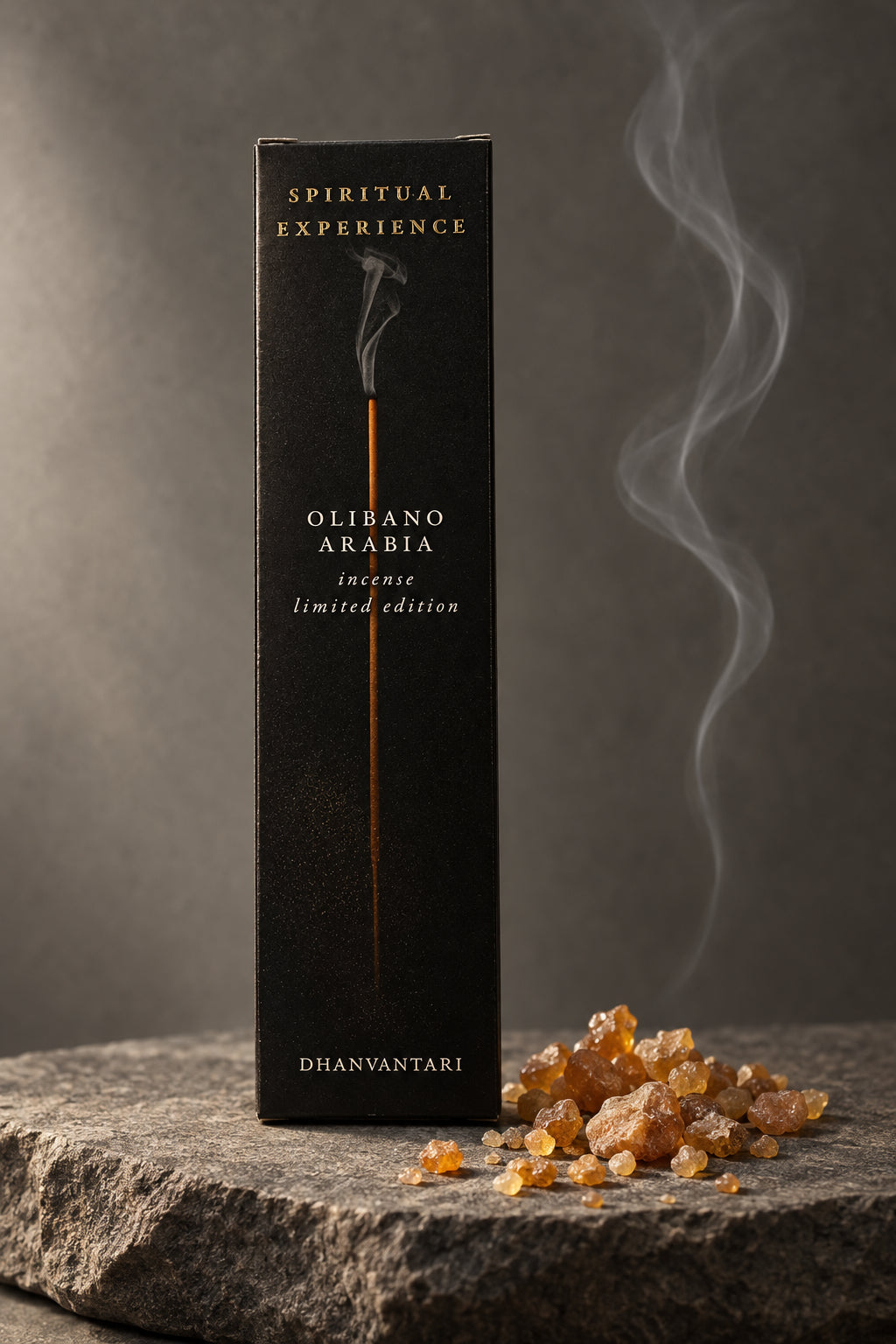 Astuccio rettangolare di Incenso Spiritual Experience Olibano Arabia Dhanvantari in verticale su lastra di pietra grigia davanti a parete scura con grani di resina di olibano, da Erboristeria La Clessidra Carpi