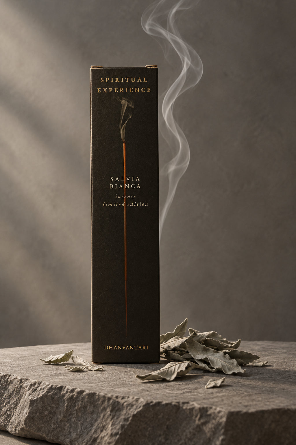 Astuccio rettangolare di Incenso Spiritual Experience Salvia Bianca Dhanvantari in verticale su lastra di pietra grigia davanti a parete scura con foglie di salvia bianca, da Erboristeria La Clessidra Carpi