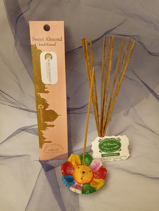 Incenso Sweet Almond Mandorla Fiore d'Oriente Linea Traditional, astuccio con mazzetto di bastoncini, portaincenso a loto in coccio, biglietto da visita e velo di organza da Erboristeria La Clessidra Carpi.