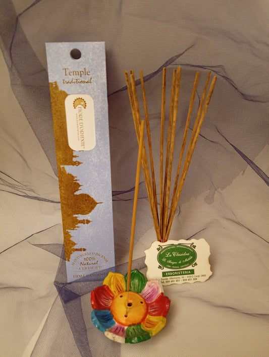 Incenso Temple Tempio Fiore d'Oriente Linea Traditional, astuccio con mazzetto di bastoncini, portaincenso a loto in coccio, biglietto da visita e velo di organza da Erboristeria La Clessidra Carpi