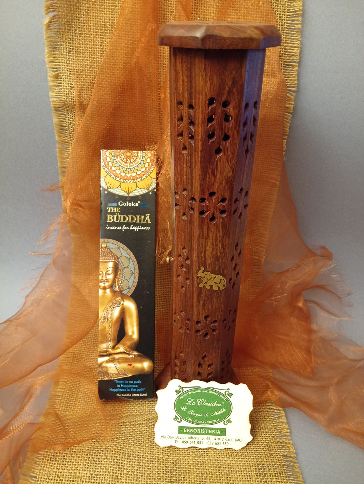 Incenso Goloka The Buddha accanto a un portaincenso in legno traforato nel negozio La Clessidra a Carpi