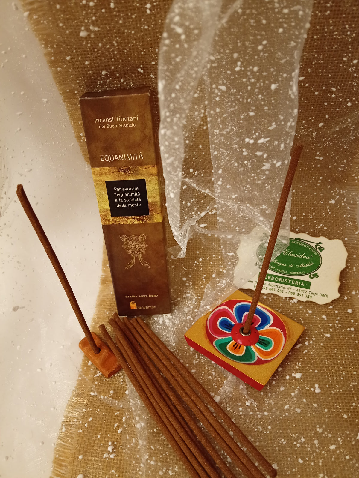 Incenso Tibetano del Buon Auspicio Dhanvantari Equanimità esposto nel negozio La Clessidra a Carpi, con astuccio, bastoncini e portaincenso nepalese in legno dipinto a mano.