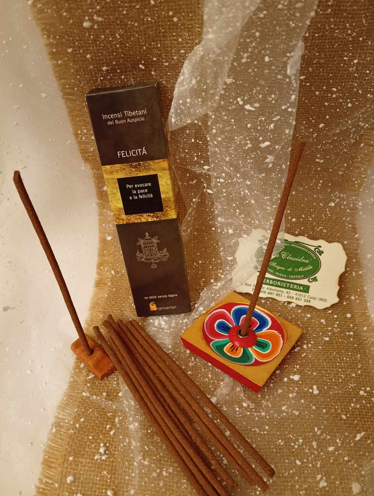 Incenso Tibetano del Buon Auspicio Dhanvantari Felicità esposto nel negozio La Clessidra a Carpi, con astuccio, bastoncini e portaincenso nepalese in legno dipinto a mano