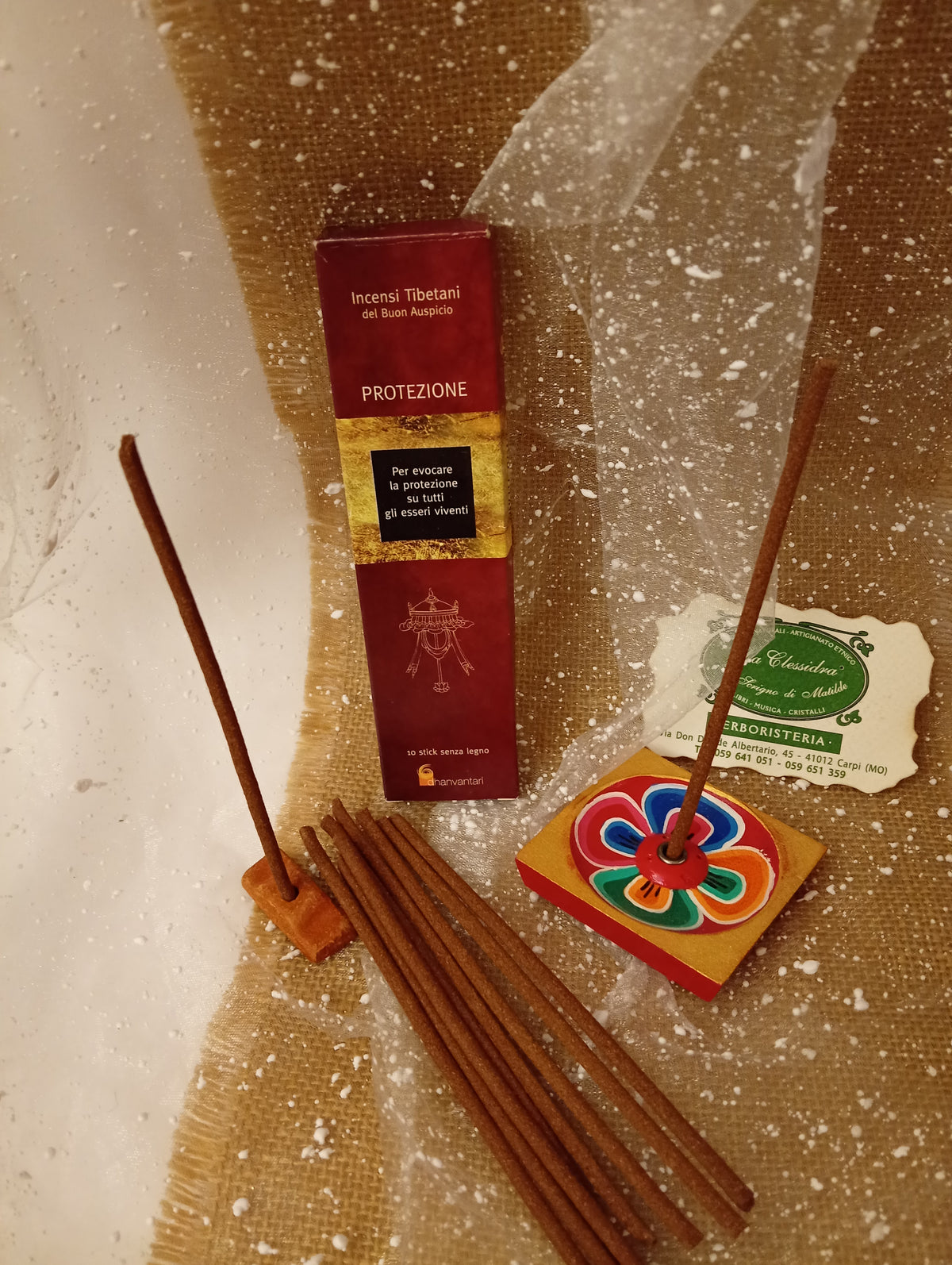 Incenso Tibetano del Buon Auspicio Dhanvantari Protezione esposto nel negozio La Clessidra a Carpi, con astuccio, bastoncini e portaincenso nepalese in legno dipinto a mano