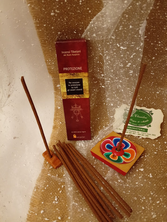 Incenso Tibetano del Buon Auspicio Dhanvantari Protezione esposto nel negozio La Clessidra a Carpi, con astuccio, bastoncini e portaincenso nepalese in legno dipinto a mano