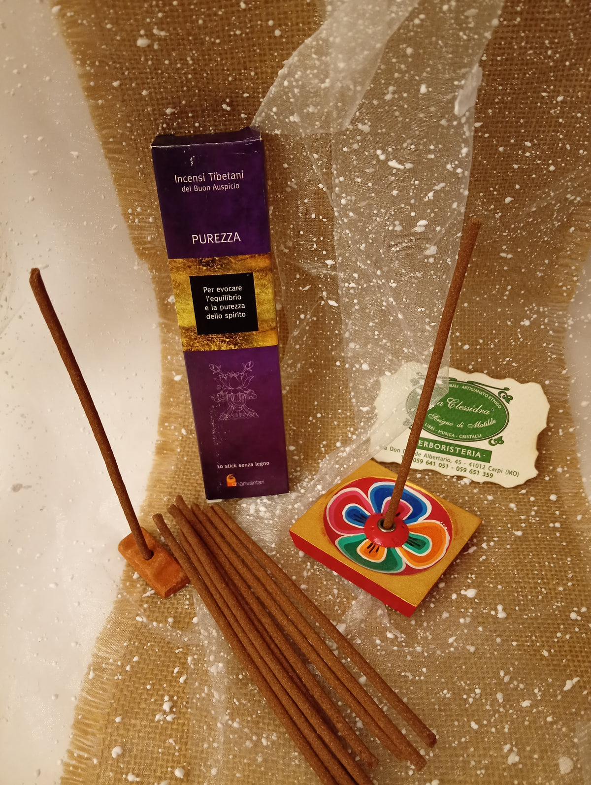 Incenso Tibetano del Buon Auspicio Dhanvantari Purezza esposto nel negozio La Clessidra a Carpi, con astuccio, bastoncini e portaincenso nepalese in legno dipinto a mano