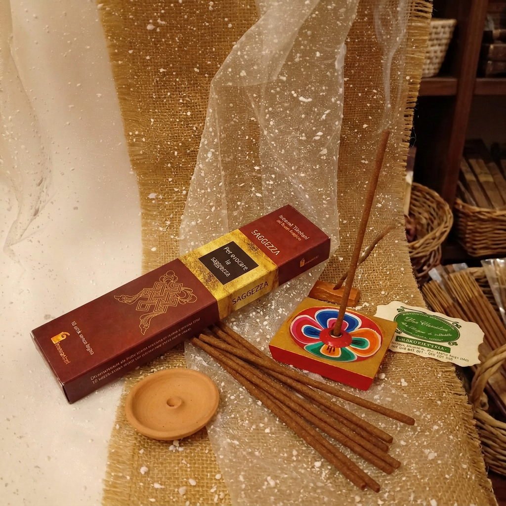 Incenso Tibetano del Buon Auspicio Saggezza Dhanvantari, con bastoncini e portaincenso in legno dipinto a mano, in ambientazione presso La Clessidra a Carpi