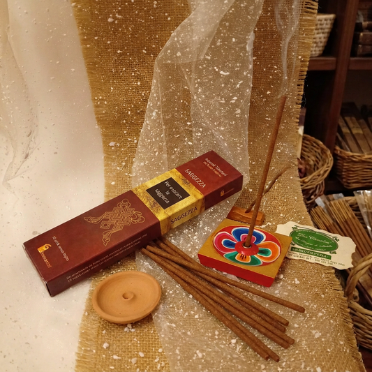 Incenso Tibetano del Buon Auspicio Saggezza Dhanvantari, con bastoncini e portaincenso in legno dipinto a mano, in ambientazione presso La Clessidra a Carpi