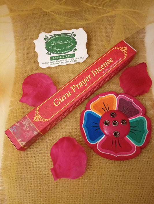 Confezione di incenso tibetano Guru Prayer Himalayan Arts con portaincenso a fiore colorato, petali di rosa e biglietto di Erboristeria La Clessidra Carpi su tessuto dorato